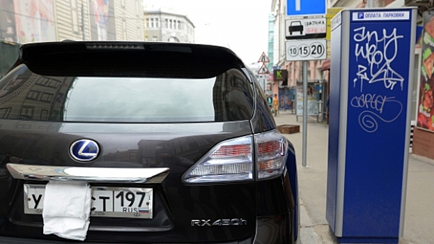 В Москве будут эвакуировать авто с заклеенными номерами