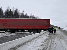 В Свердловской области ограничили движение на Тюменском тракте, фура полностью перегородила трассу