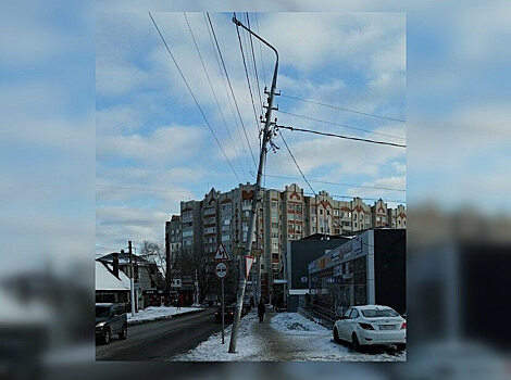 Жители Саратова сравнили «пьяный» столб на Клочкова с Пизанской башней