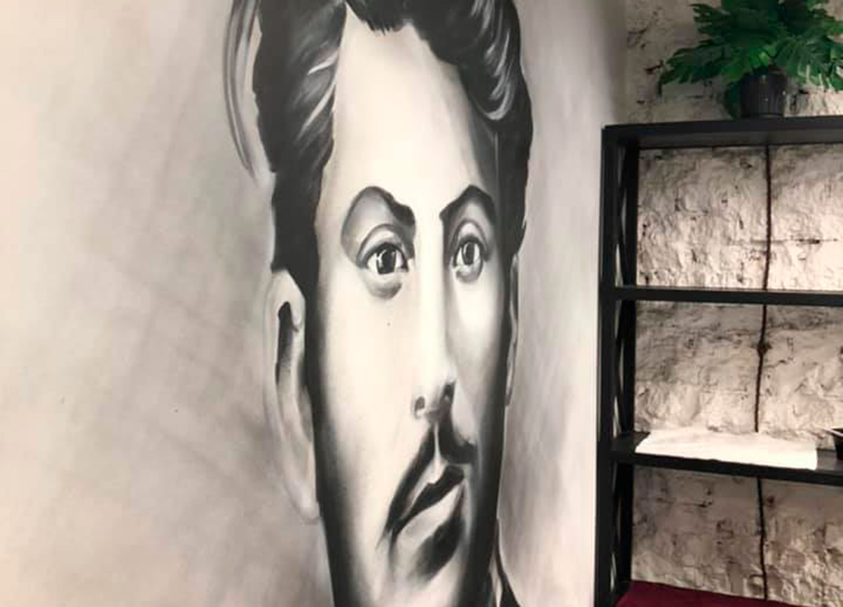 Москвич пожаловался на портрет Сталина в барбершопе
