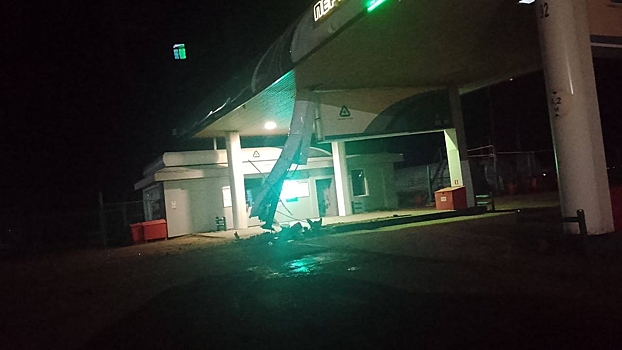 Легковушка врезалась в заправку в Кузбассе