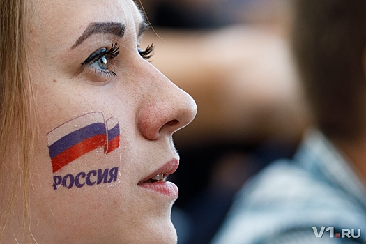 С надеждой в глазах: как очаровательные волгоградки верили в победу сборной России