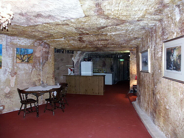В Австралии есть подземный город Кубер-Педи, который представляет из себя пустыню. Под ней жители вырыли множество шахт и подземных жилищ.