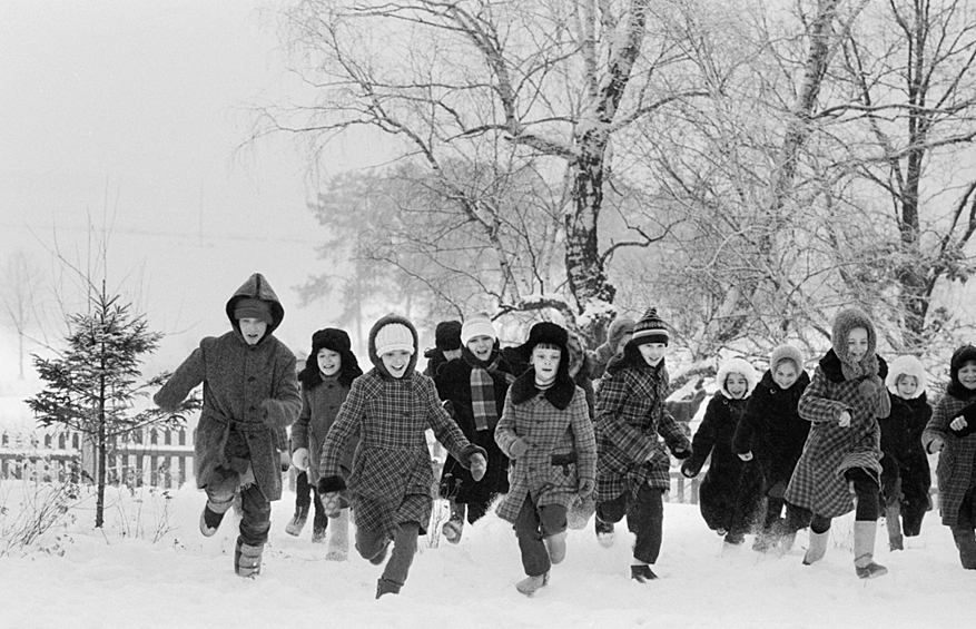 Школьные каникулы. Дети во время прогулки, 1986 год