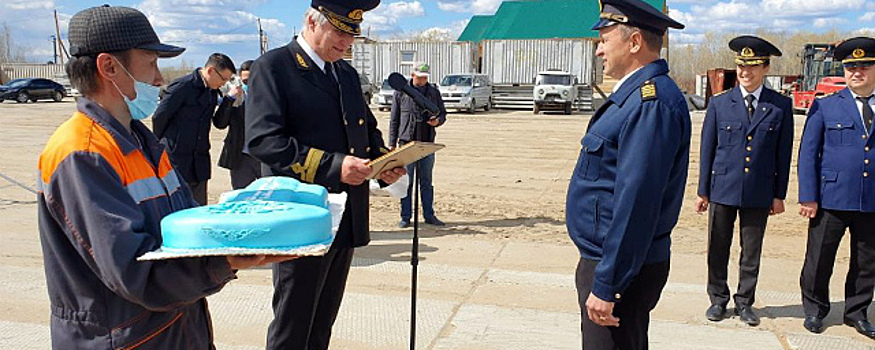 Первый теплоход из Иркутской области встретили на причале в Якутске