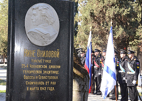 На Черноморском флоте прошло памятное мероприятие, посвящённое 100-летию легендарной пулемётчицы Нины Ониловой