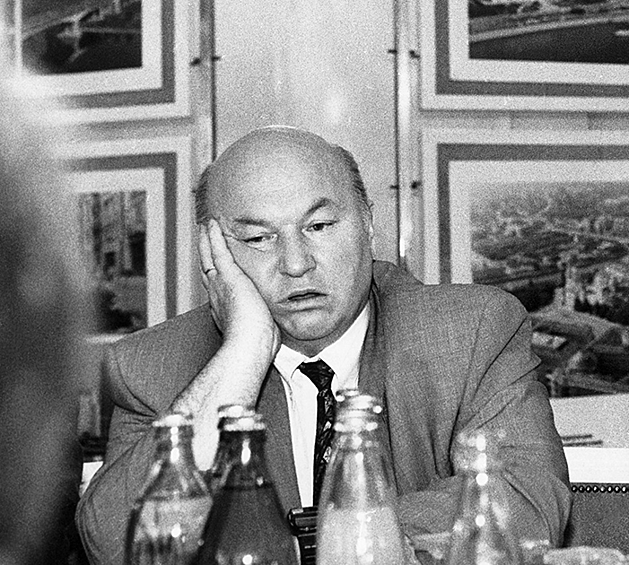 Мэр Москвы Юрий Лужков на приеме в «Инкомбанке». Москва, 1993 год