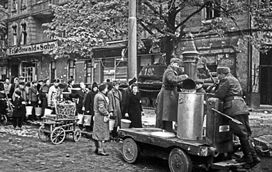 Красная армия в Берлине. "Победители снабжают продовольствием лучше, чем прежние власти"