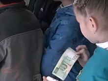 Крымским детям дали потрогать новые деньги и отобрали