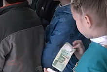 Крымским детям дали потрогать новые деньги и отобрали