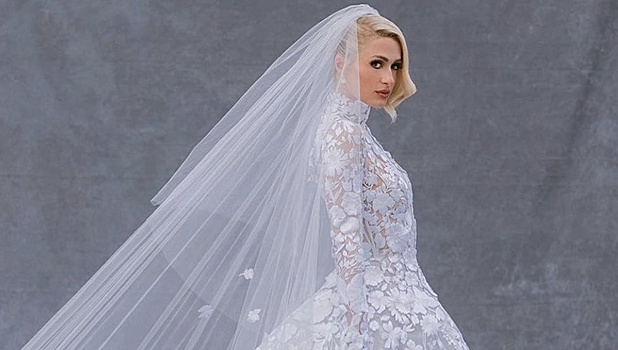 От дешевого костюма до платья из стекла: самые яркие свадебные образы звезд