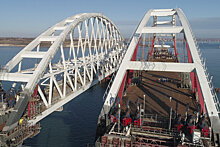 Под арками Крымского моста прошли первые сухогрузы