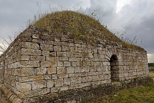 Исследование лихенологов СПбГУ поможет вернуть каменным мавзолеям Башкирии средневековый вид