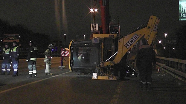 Трактор перевернулся недалеко от МКАД