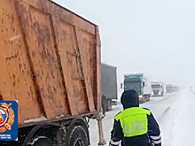 В Татарстане госавтоинспекторы оказали помощь водителю фуры, застрявшей в метель посреди дороги