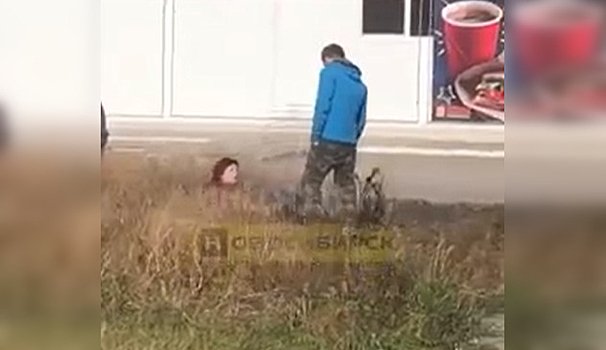 Ревнивый новосибирец при свидетелях избил ногами женщину