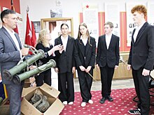 Музею гимназии №25 единороссы передали трофеи из Суджи