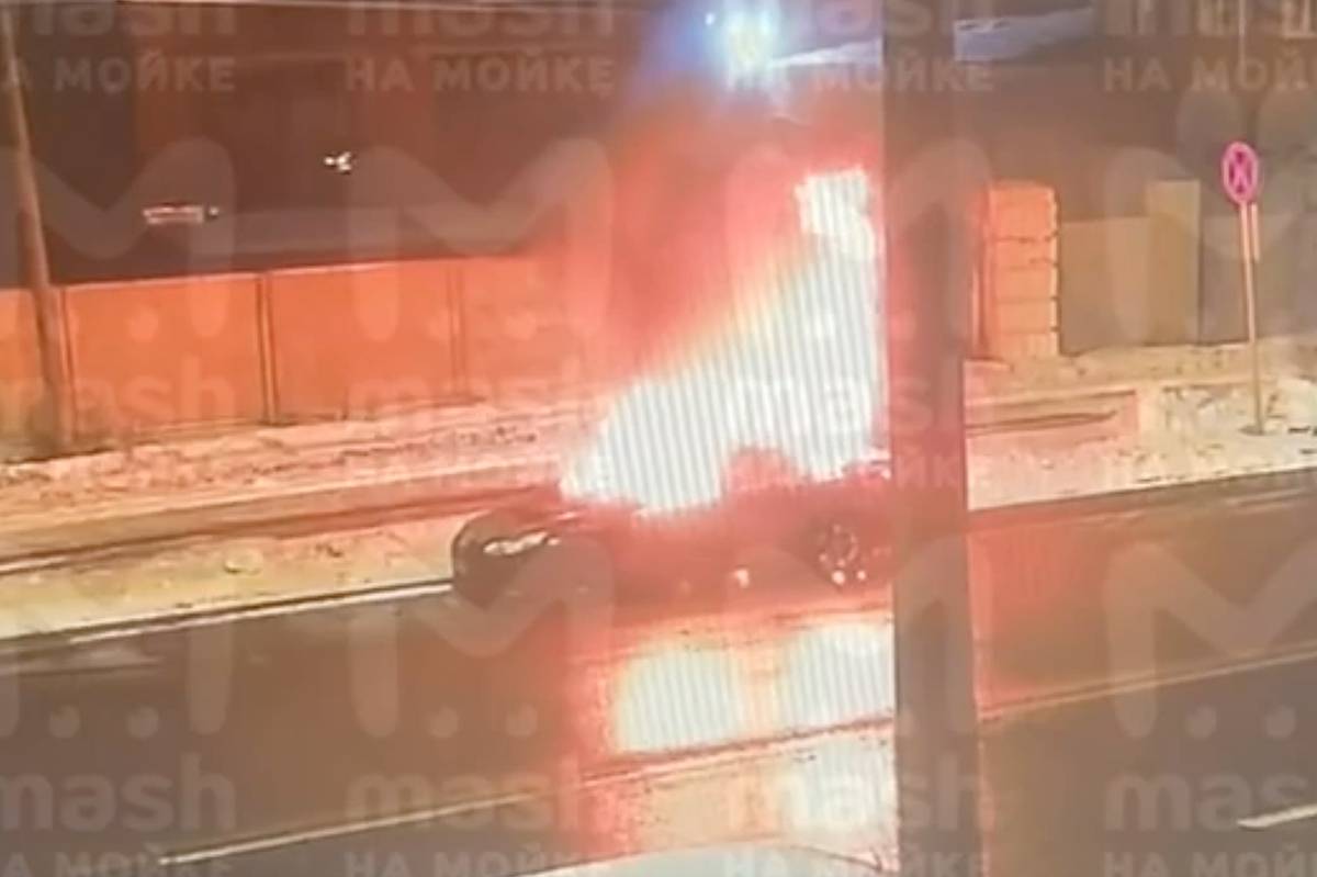 Поджог служебного автомобиля СИЗО в российском городе попал на видео