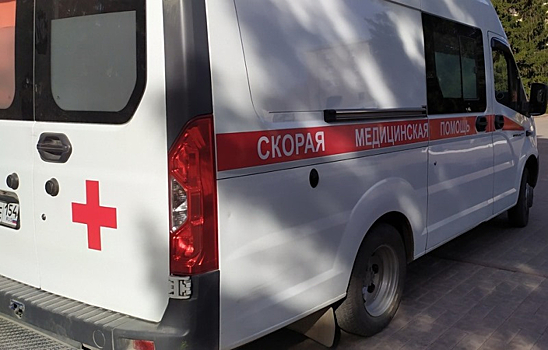 Застрявшую в снегу скорую не смогли вытащить даже несколько машин в Новосибирске