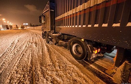 На Ямале разыскивают скрывшегося с места аварии водителя грузовика