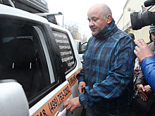 Паркмен Алтухов заковал себя в цепи у мэрии Москвы