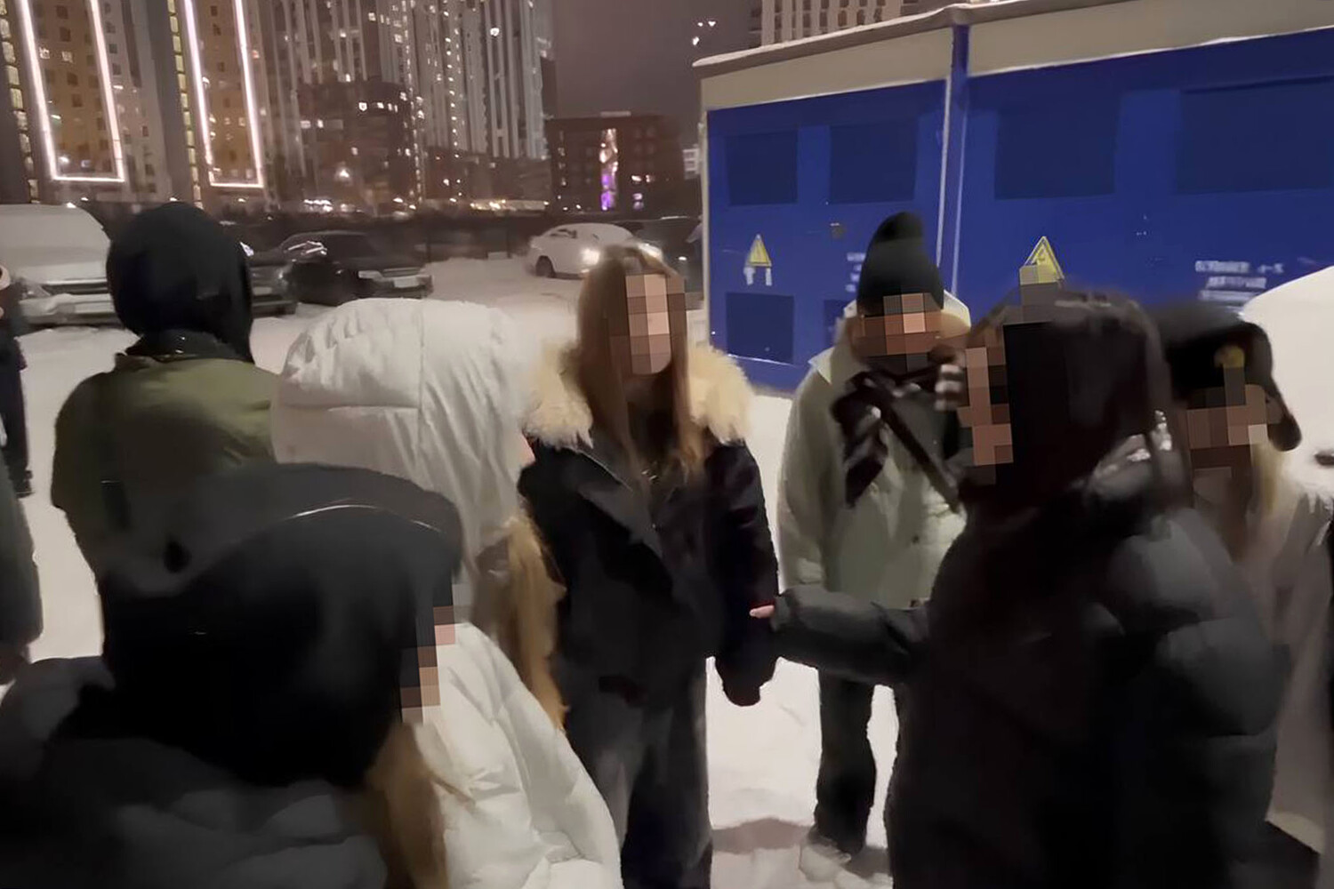 В Екатеринбурге толпа подростков напала на девушку