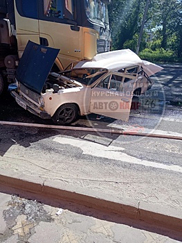 В Курске на 1-й Кожевенной грузовик столкнулся со встречным ВАЗ 2101