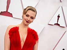 Хлоя Чжао в кроссовках, Аманда Сейфрид в роковом алом и другие звезды на церемонии «Оскар»