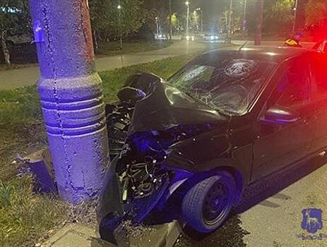 В Самаре Lada Granta врезалась в световую опору, пострадал 13-летний пассажир