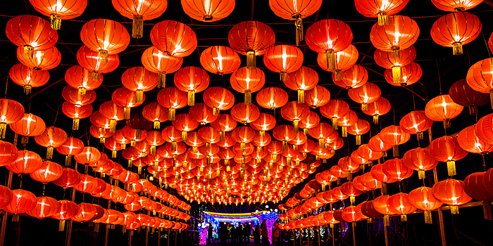 По всему Китаю проходят праздничные выставки цветных фонарей