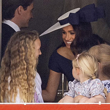 Оставили на задворках: принц Гарри и Меган Маркл не вышли на балкон с королевской семьёй на Платиновом юбилее Елизаветы II