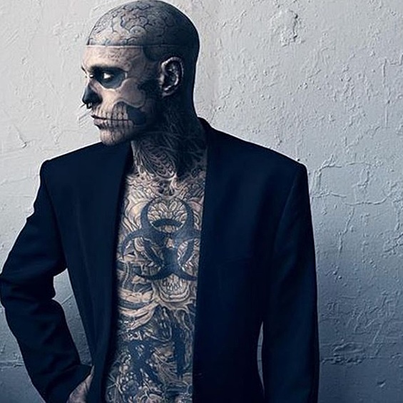 Рик Дженест, модель из Канады, стал известен всему миру, превратив в себя посредством татуировок в настоящего зомби.