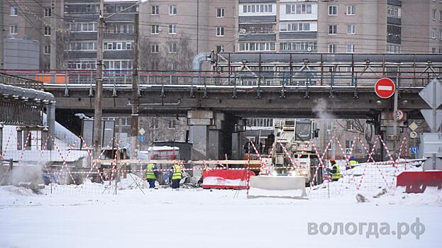 Пешеходам на заметку: пешеходные переходы на правом мосту через Шограш в Вологде тоже закрыты
