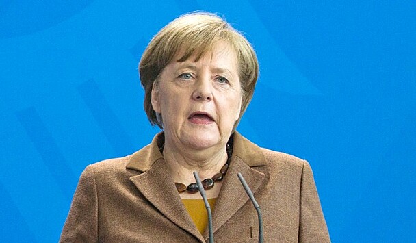 Во Франции показали голую Ангелу Меркель