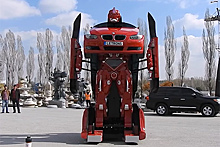 BMW  превратили в человекоподобного робота