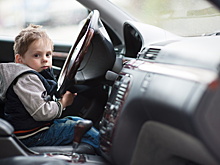 В России оштрафован отец, посадивший за руль автомобиля маленького ребенка