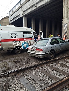 Очевидцы сообщили о гибели человека при наезде на мост в Новокузнецке