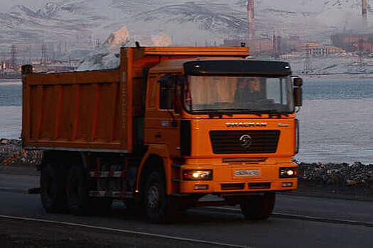 "Ъ": на российских складах выросли запасы китайских грузовиков