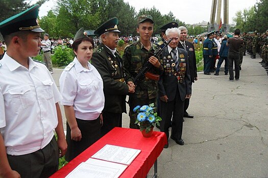 Сын известного поэта Киргизии стал кадровым военным