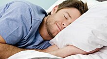 Исследователи рассказали, почему опасно спать на спине