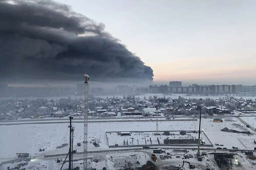 МЧС: все люди остались целы в результате пожара на складах в Петербурга