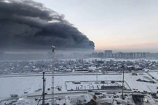 МЧС: все люди остались целы в результате пожара на складах в Петербурге