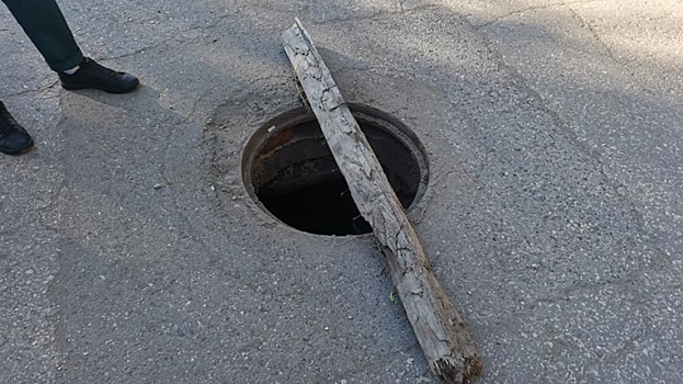 В Заводском районе открытый люк на дороге саратовцы перекрыли доской