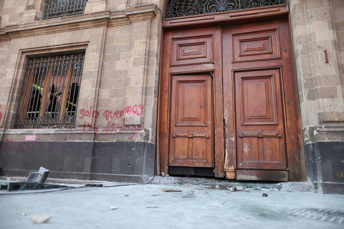 В Мексике протестующие выбили дверь президентского дворца