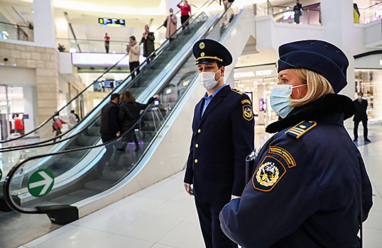Торговые центры наказывают за то, что их посетители не носят маски. Но у ТЦ нет полномочий заставлять людей это делать