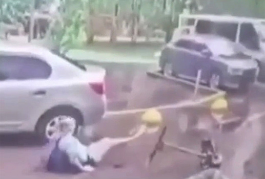 В Москве мужчина на электросамокате сбил женщину и попал на видео