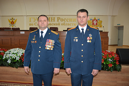 В Екатеринбурге наградили спецназовца, который спас жизнь попавшего в аварию водителя