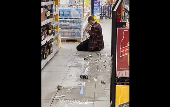 Мужчина с ножами просил посетителей и полицию убить его в новосибирском супермаркете