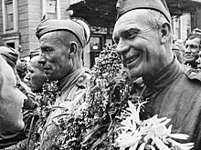 Life.ru с помощью ИИ оживил архивные фото мая 1945 года