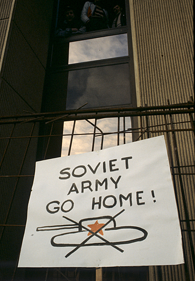 Советские силовики утверждали, что приказ занять телецентр получили от Михаила Горбачева, стреляли только в воздух и холостыми зарядами. 